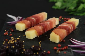 Formaggio fresco con speck